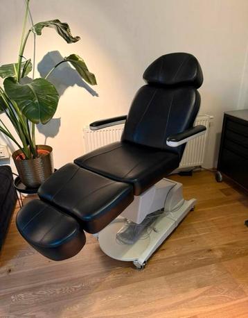 Electrische behandelstoel extra hoog beschikbaar voor biedingen