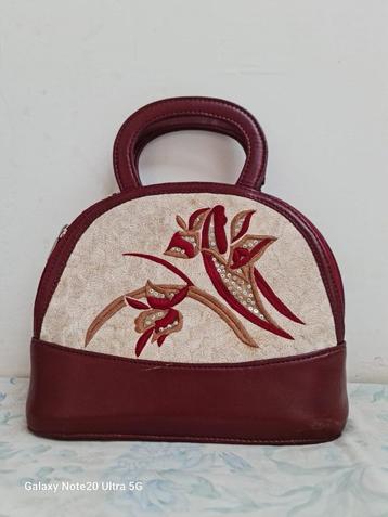 Kleine rode handtas – elegant & stijlvol beschikbaar voor biedingen
