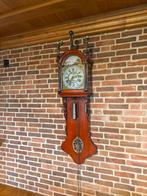 Friese staartklok met bruinkrans en zwarte poppen, ca. 1850, Antiek en Kunst, Ophalen