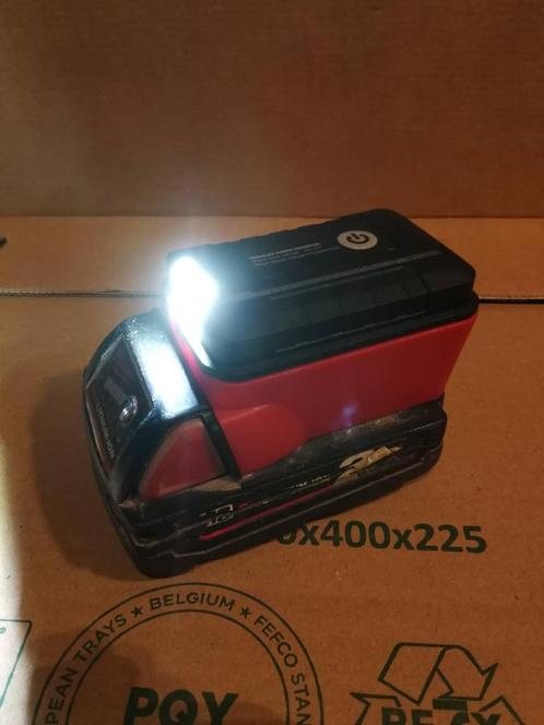 Lampadapter Milaukee 18V  met twee USB-poorte, Doe-het-zelf en Verbouw, Overige Doe-het-zelf en Verbouw, Nieuw, Ophalen of Verzenden