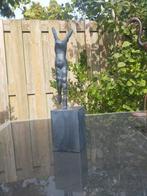 Modern bronzen beeld op metalen voet, Ophalen of Verzenden