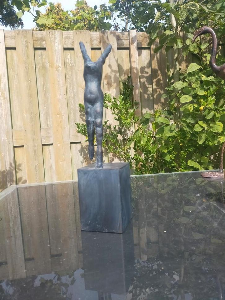 Modern bronzen beeld op metalen voet, Antiek en Kunst, Kunst | Beelden en Houtsnijwerken, Ophalen of Verzenden