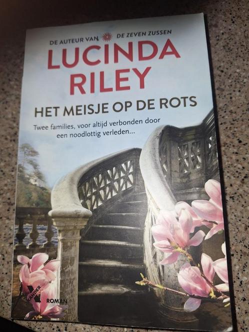 Lucinda Riley - Het meisje op de rots, Boeken, Literatuur, Zo goed als nieuw, Nederland, Ophalen of Verzenden