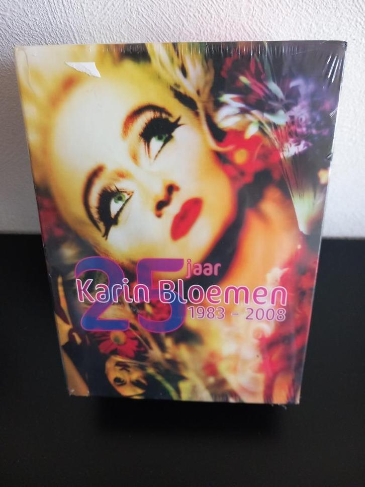 Karin Bloemen 25 jaar 1983-2008 dvd box (nieuw in seal), Cd's en Dvd's, Dvd's | Cabaret en Sketches, Nieuw in verpakking, Stand-up of Theatershow