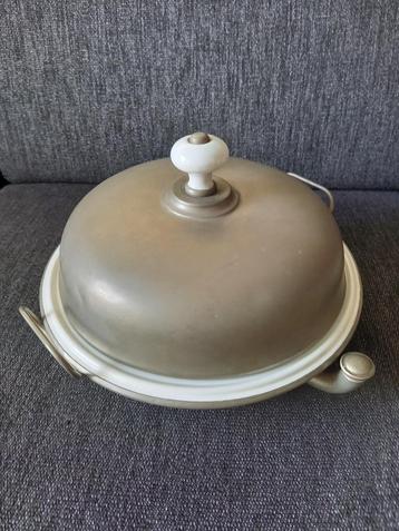 Vintage, brocante decoratief warmhoudbord met deksel beschikbaar voor biedingen