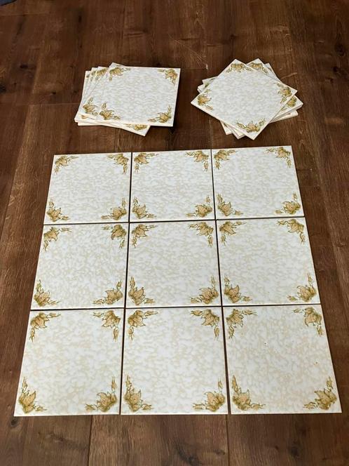 Vintage witte geglazuurde wandtegels met motief., Doe-het-zelf en Verbouw, Tegels, Zo goed als nieuw, Ophalen of Verzenden