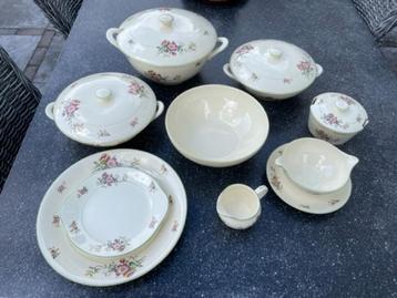 Serviesdelen ’t Molentje Plateel, serie Wilde Roos beschikbaar voor biedingen