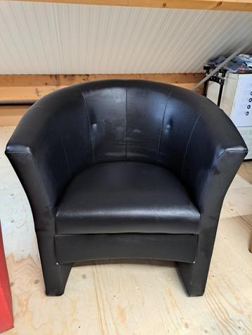 Fauteuil van kunstleer – zwart (ook in rood beschikbaar) beschikbaar voor biedingen