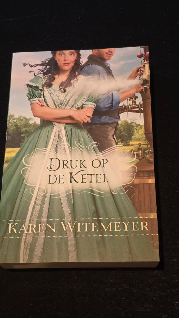 Druk op de Ketel - Karen Witemeyer, Boeken, Romans, Zo goed als nieuw, Nederland, Ophalen of Verzenden