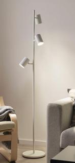 Staande witte Nymäne Ikea lamp., Huis en Inrichting, Lampen | Vloerlampen, Ophalen, Zo goed als nieuw, 150 tot 200 cm
