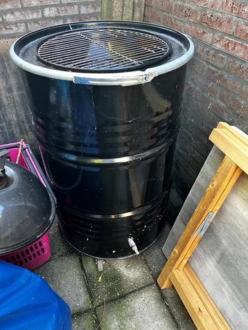 In prijs verlaagd Olievat bbq op wielen beschikbaar voor biedingen