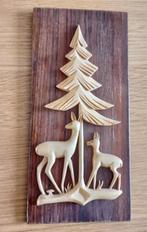 Houtsnijwerk van twee hertjes op een houten plankje, Verzamelen, Ophalen, Huis en Inrichting