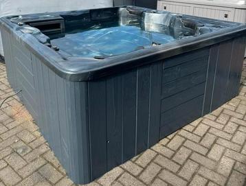 Grote Balboa jacuzzi beschikbaar voor biedingen