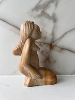 SPEKSTEEN SCULPTUUR NATUURSTEEN ZITTEND VROUW BEELD, Ophalen of Verzenden