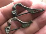 Twee Romeinse gaatjes FIBULA'S bodemvondsten apart Romeins., Antiek en Kunst, Ophalen of Verzenden