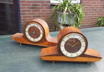 2 oude pendules / schouwklok beschikbaar voor biedingen