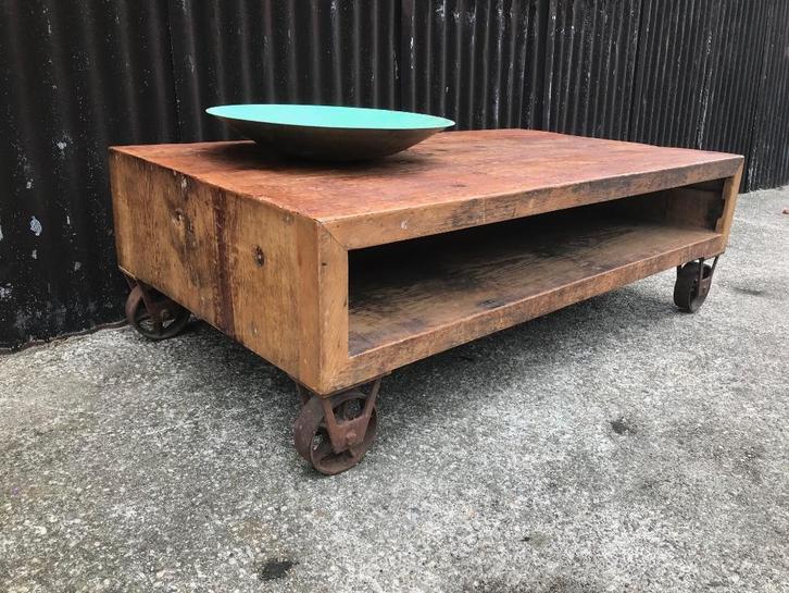Railway salontafel industrieel wagonhout en wielen massief, Huis en Inrichting, Tafels | Salontafels, Zo goed als nieuw, Minder dan 50 cm