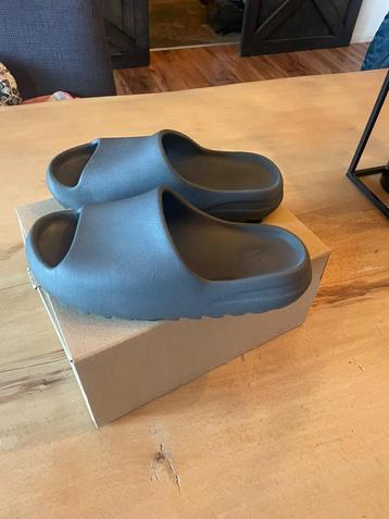 Adidas yeezy slides 44.5 granite beschikbaar voor biedingen