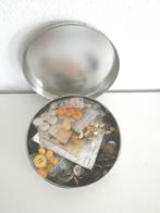Groot rond blik vol met oude en vintage knopen, Hobby en Vrije tijd, Naaien en Fournituren, Diversen, Ophalen of Verzenden, Knoop of Knopen