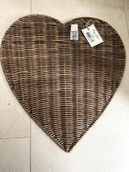 OPHEFFINGSSALE 70% off Riviera Maison Rattan Heart placemat, Huis en Inrichting, Woonaccessoires | Onderzetters, Nieuw, Bord, Ophalen of Verzenden