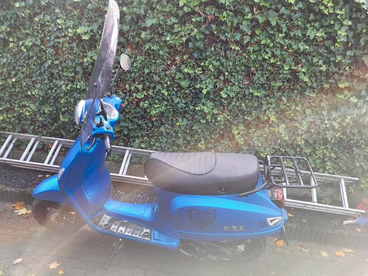 Killerbee vxl rito scooter 720 km stand + 2 helmen, Fietsen en Brommers, Snorfietsen en Snorscooters, Gebruikt, Overige merken