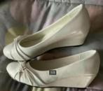 Witte schoenen leuke knoop bovenop, sleehak; 38; EST INT, Ophalen of Verzenden, Zo goed als nieuw, Wit