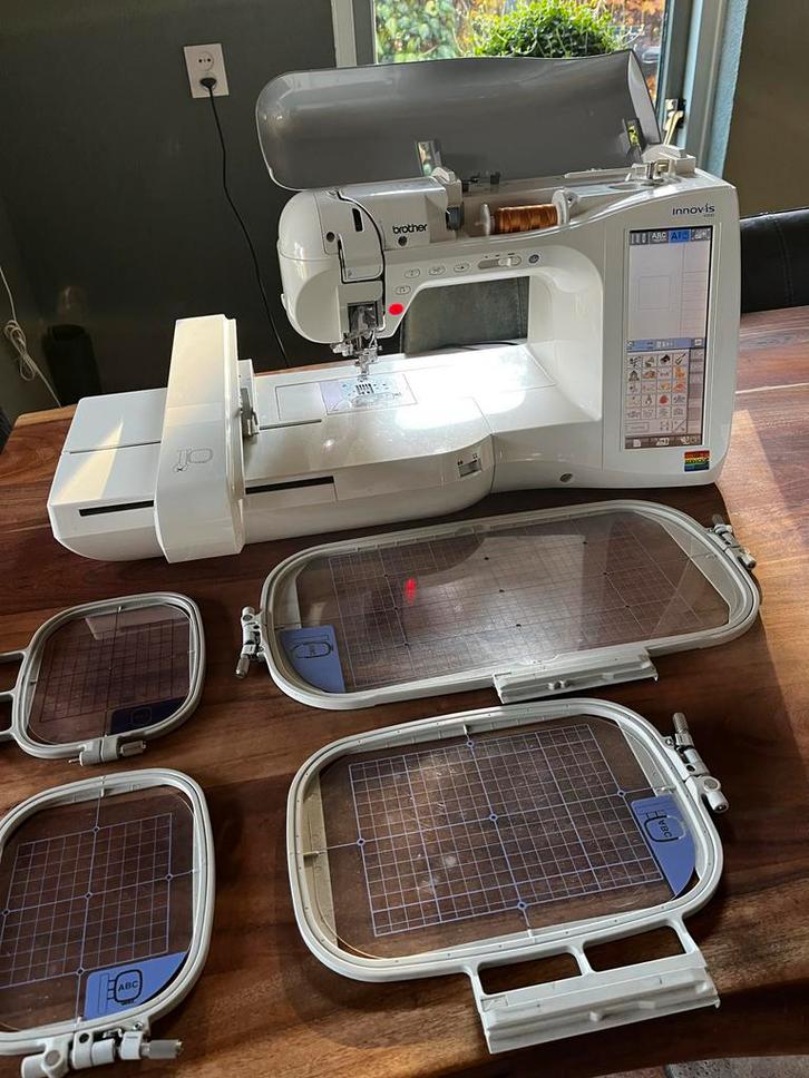 Brother Innov-is 4000D Borduurmachine, Hobby en Vrije tijd, Naaimachines en Toebehoren, Zo goed als nieuw, Naaimachine, Brother