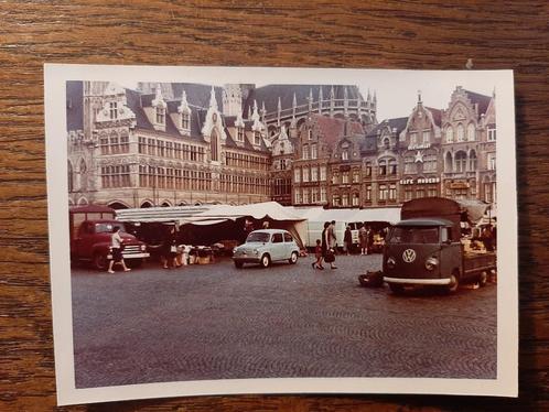 oude foto jaren 60 Ieper Grote Markt oldtimer auto VW busje, Verzamelen, Foto's en Prenten, Zo goed als nieuw, Foto, Overige onderwerpen