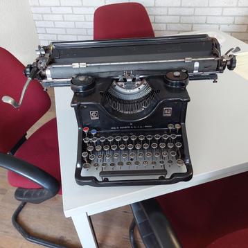 Antieke Olivetti typemachine beschikbaar voor biedingen