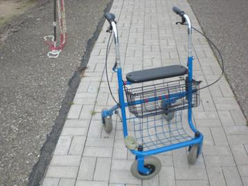 ROLLATOR MET GOEDE REMMEN ZIET ER NETJES UIT.. beschikbaar voor biedingen