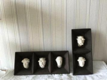 kunstwerk gipsfiguurtjes beelden hoofden houten behuizing beschikbaar voor biedingen