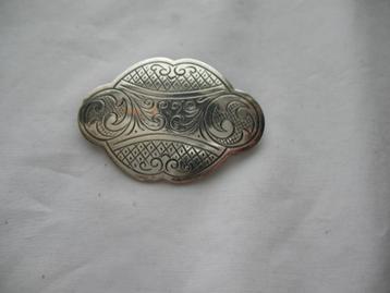 Zilveren Ovale Bewerkte Broche Vintage beschikbaar voor biedingen