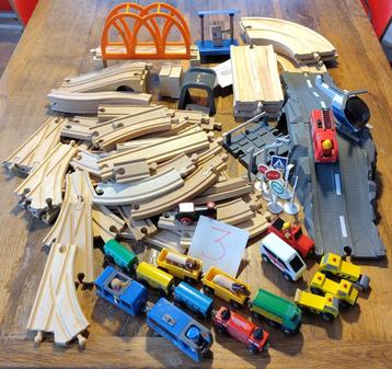Houten treinbaan, plus autobaan en elektrische wagens beschikbaar voor biedingen