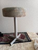 Vintage ijzeren kruk met ronde zitting, Ophalen of Verzenden, Gebruikt, IJzer