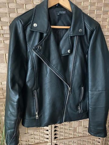 Leuk stoer zwart lederlook jasje met ritsen beschikbaar voor biedingen