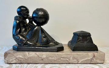 Art deco beeld op marmer beschikbaar voor biedingen