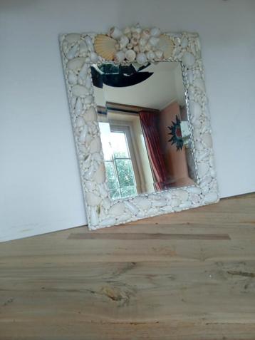 Spiegel  met mooie schelpenrand. beschikbaar voor biedingen