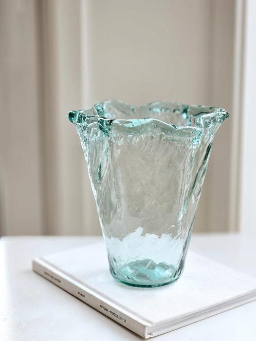 Geplooide mondgeblazen mintgroene zakdoekvaas, Huis en Inrichting, Woonaccessoires | Vazen, Zo goed als nieuw, Minder dan 50 cm