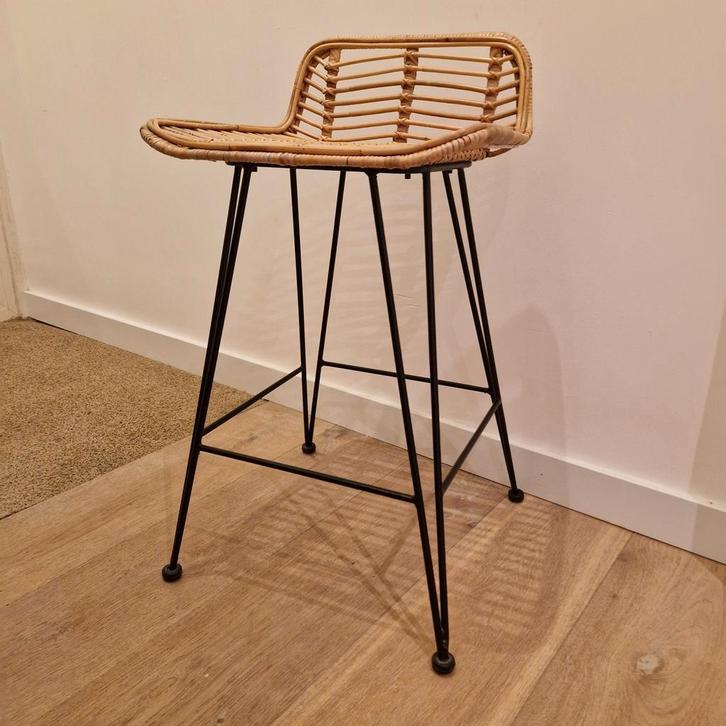 2 Rotan Barkrukken met Metalen Poten - Zithoogte 65cm, Huis en Inrichting, Barkrukken, Zo goed als nieuw, 60 tot 90 cm, Metaal