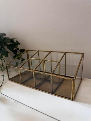 Messing vakkenhouder met glas beschikbaar voor biedingen
