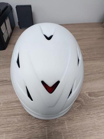 Skihelm maat 54-58 beschikbaar voor biedingen