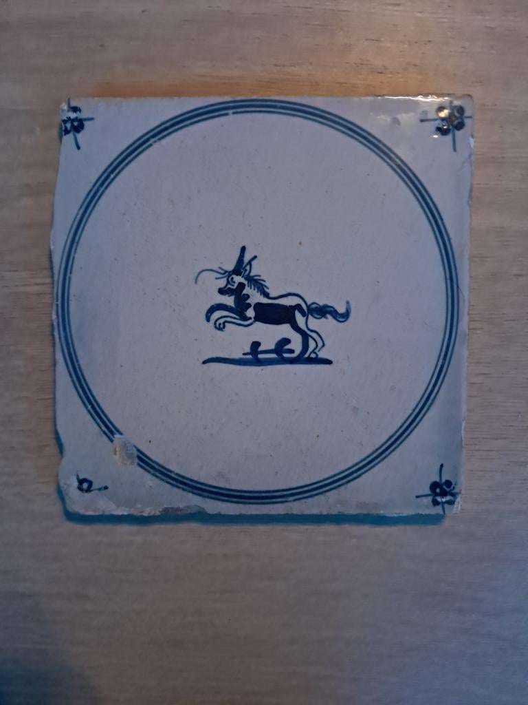 Antieke Delfts blauwe tegel met diermotief., Antiek en Kunst, Antiek | Wandborden en Tegels, Ophalen of Verzenden