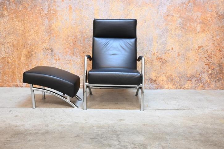 ZGAN staat zwarte leren Leolux Helical designfauteiul + poef, Huis en Inrichting, Fauteuils, Zo goed als nieuw, Leer, 50 tot 75 cm