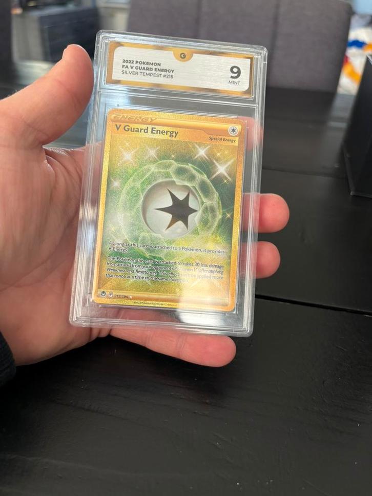 V guard energy gold grade 9, Hobby en Vrije tijd, Verzamelkaartspellen | Pokémon, Zo goed als nieuw, Meerdere kaarten, Foil, Ophalen of Verzenden
