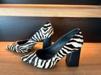 Pumps met “ vacht “ zebra print maat 37. Hakhoogte 9 cm., Ophalen, Zo goed als nieuw