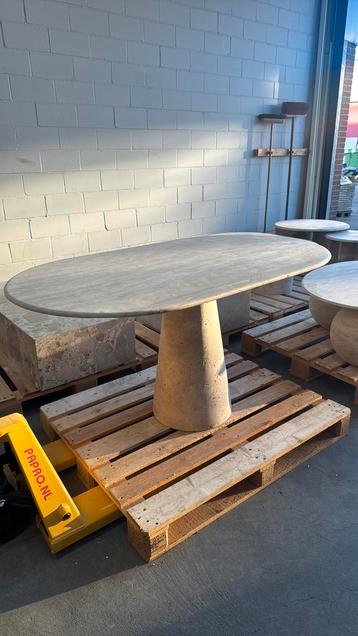 Solid Travertine Dining Table – Cone Base Oval beschikbaar voor biedingen