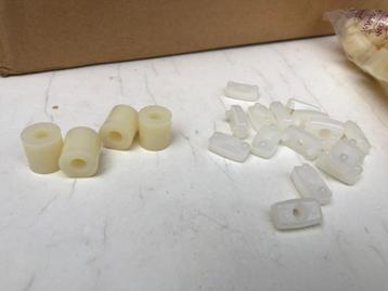 Kunststof nylon afstandsbussen en apparaatvoeten. beschikbaar voor biedingen