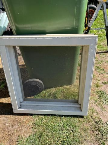 Hardhouten kozijn 60x60 zonder glas maar met vliegenhor beschikbaar voor biedingen