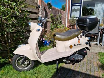 Crèmekleurige scooter 2016 La Souris Trendy  2.143km z.g.a.n beschikbaar voor biedingen