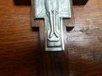 gedetailleerd metalen kruisje op houten achtergrond., Antiek en Kunst, Ophalen of Verzenden